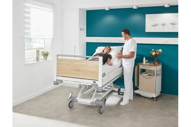 Seta pro_DSG_Standard_Pflegekraft_pflegt_Patient_27617.jpg