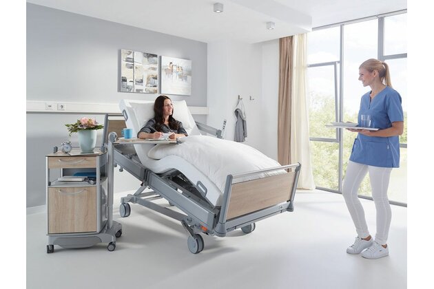 10-21090_Puro_Cardiac-Chair_Pfleger_bringt_Essen_2017_09.jpg