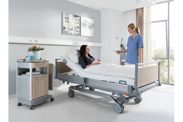 10-21090_Puro_Pflegeszene_Patient_i_Bett_Pleger_verstellt_RL_2017_09_slt.jpg