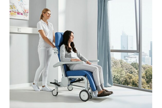 10-21090_Ravello_Curo_Pflegerin_schiebt_Patientin_2017_09.jpg